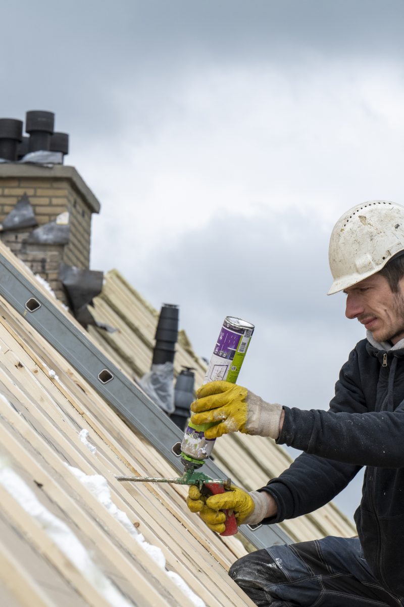 werken in de bouw Roofing team working at height